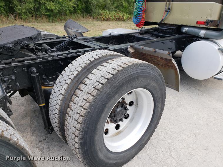 image for item DF2343 2005 International 9400i semi truck