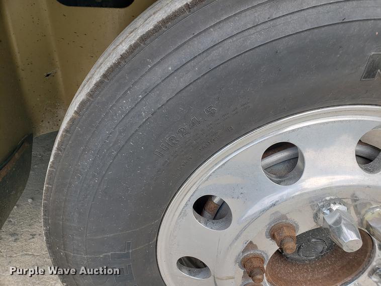 image for item DF2343 2005 International 9400i semi truck