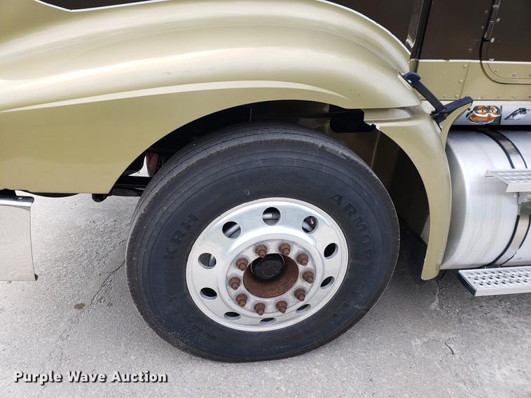 image for item DF2343 2005 International 9400i semi truck