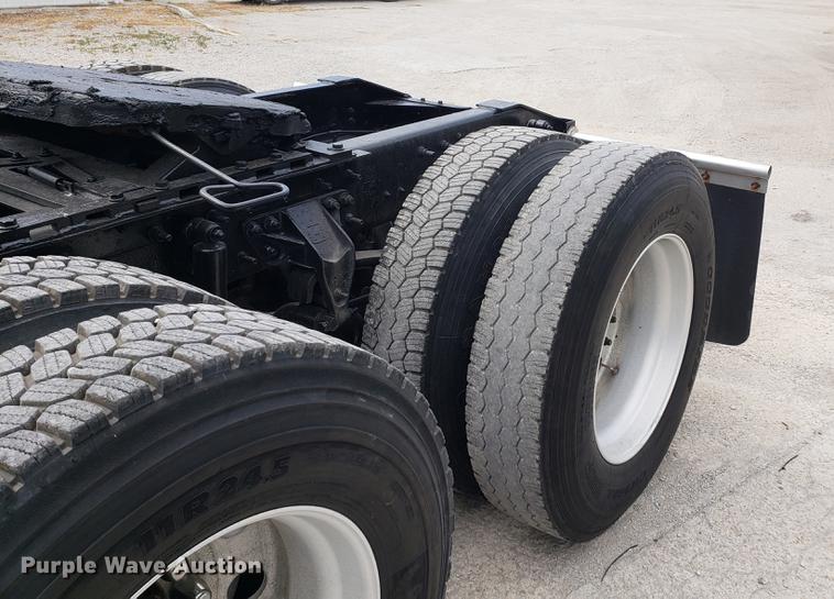 image for item DF2343 2005 International 9400i semi truck