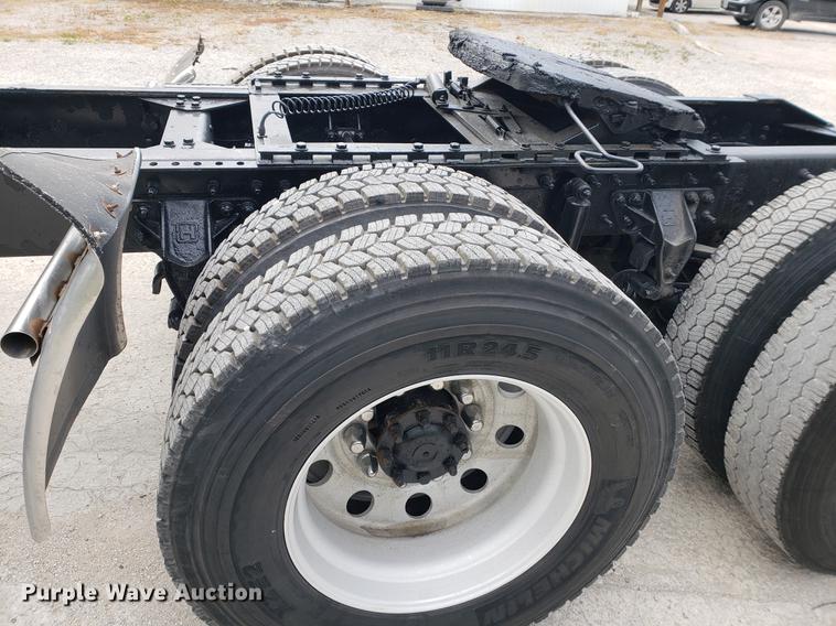 image for item DF2343 2005 International 9400i semi truck