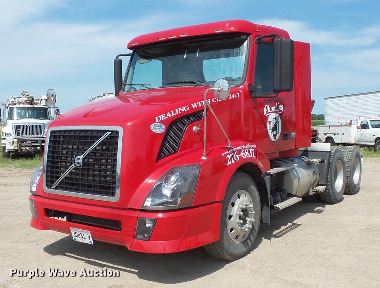 image for item DV9415 2009 Volvo VN semi truck