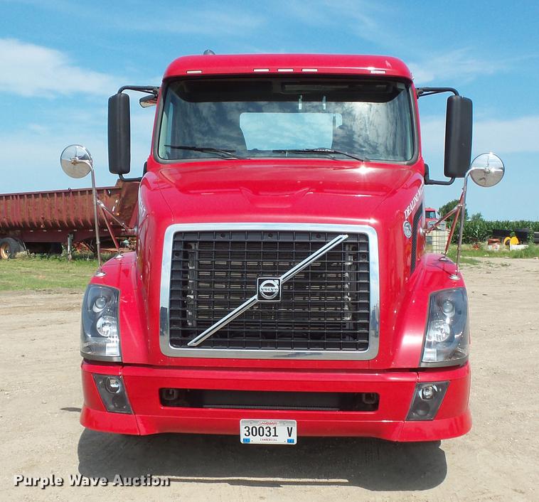 image for item DV9415 2009 Volvo VN semi truck