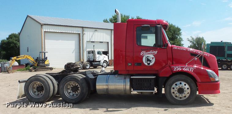 image for item DV9415 2009 Volvo VN semi truck