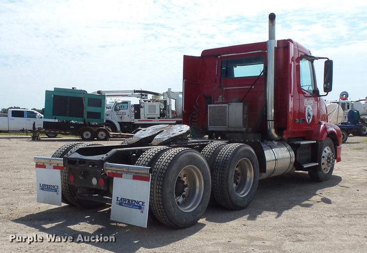 image for item DV9415 2009 Volvo VN semi truck