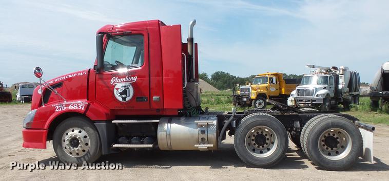 image for item DV9415 2009 Volvo VN semi truck