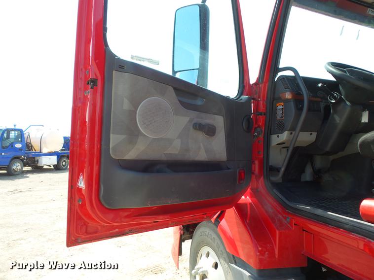 image for item DV9415 2009 Volvo VN semi truck