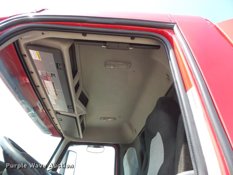 image for item DV9415 2009 Volvo VN semi truck