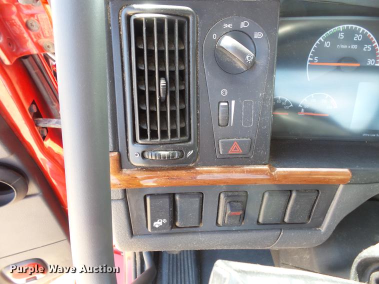 image for item DV9415 2009 Volvo VN semi truck