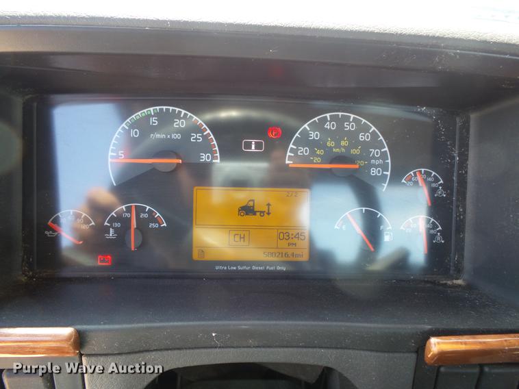 image for item DV9415 2009 Volvo VN semi truck