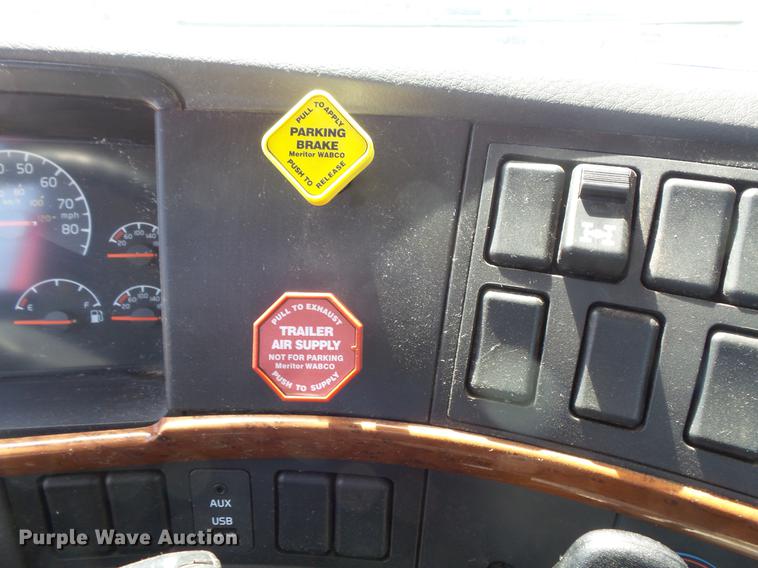 image for item DV9415 2009 Volvo VN semi truck