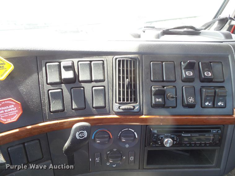image for item DV9415 2009 Volvo VN semi truck