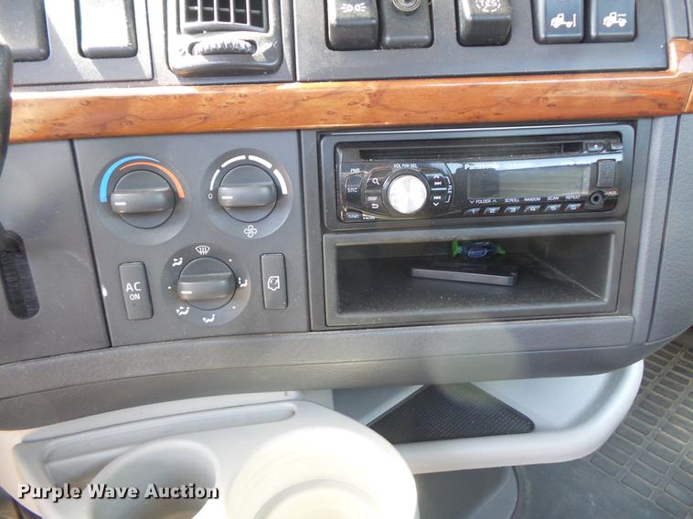 image for item DV9415 2009 Volvo VN semi truck