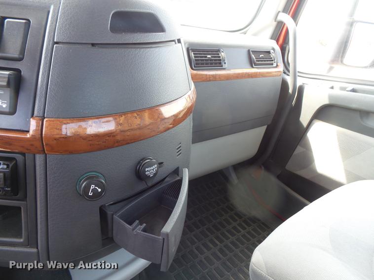 image for item DV9415 2009 Volvo VN semi truck