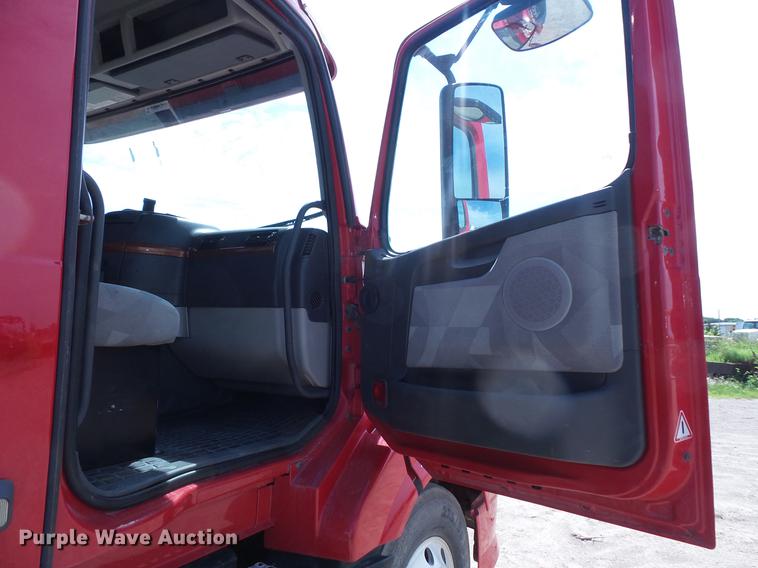 image for item DV9415 2009 Volvo VN semi truck
