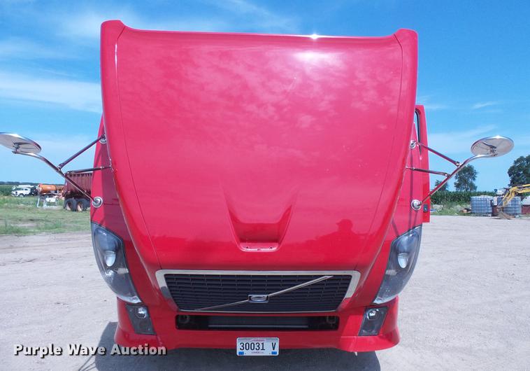 image for item DV9415 2009 Volvo VN semi truck