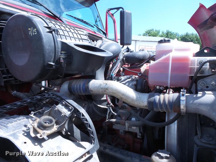 image for item DV9415 2009 Volvo VN semi truck