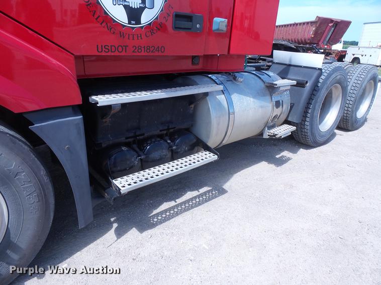 image for item DV9415 2009 Volvo VN semi truck