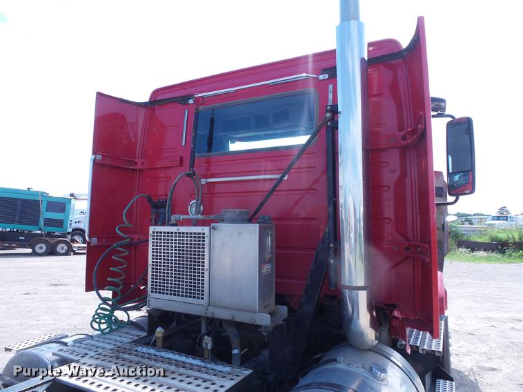 image for item DV9415 2009 Volvo VN semi truck