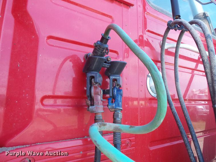 image for item DV9415 2009 Volvo VN semi truck