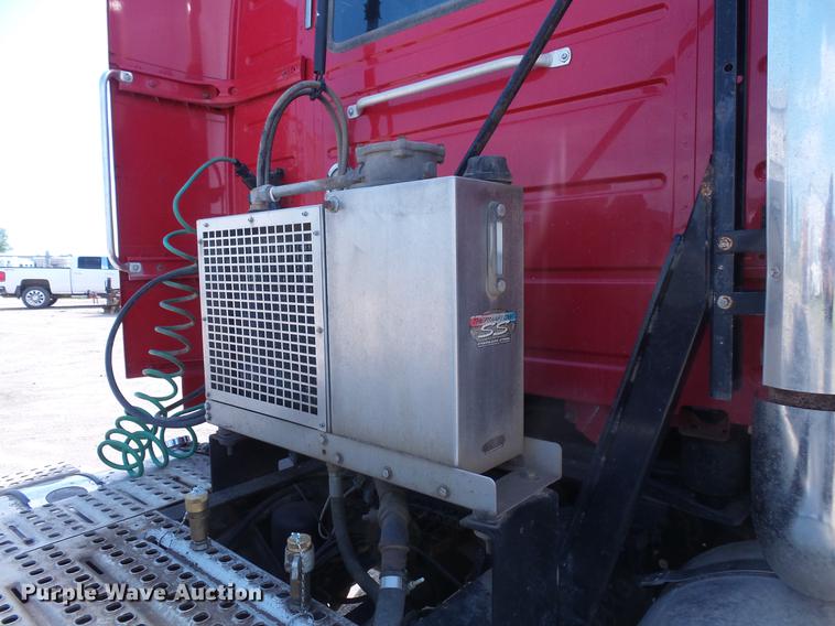 image for item DV9415 2009 Volvo VN semi truck