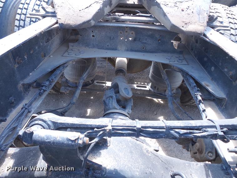 image for item DV9415 2009 Volvo VN semi truck