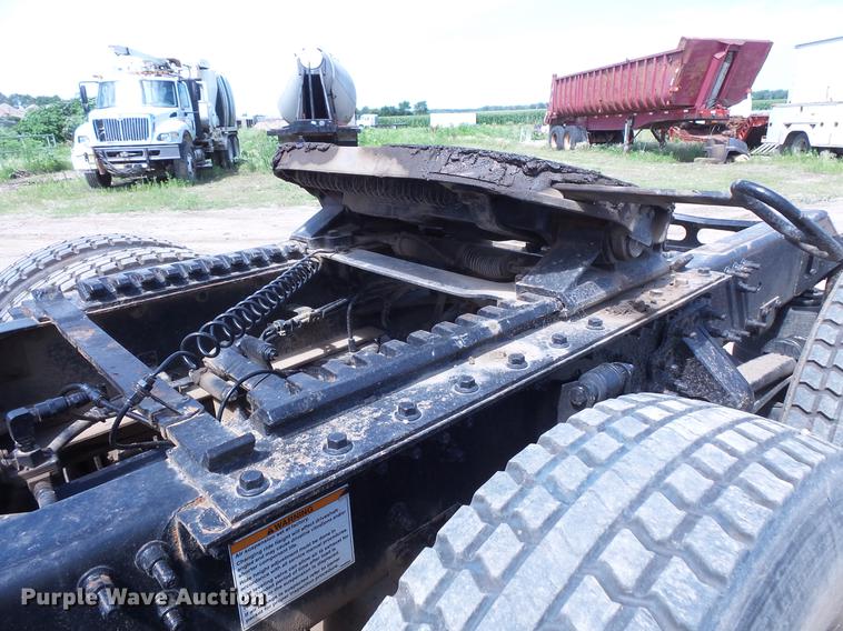 image for item DV9415 2009 Volvo VN semi truck