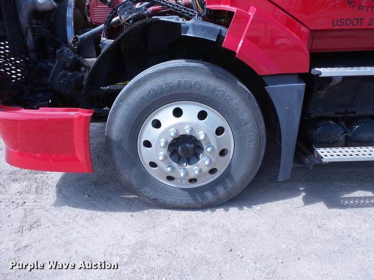 image for item DV9415 2009 Volvo VN semi truck