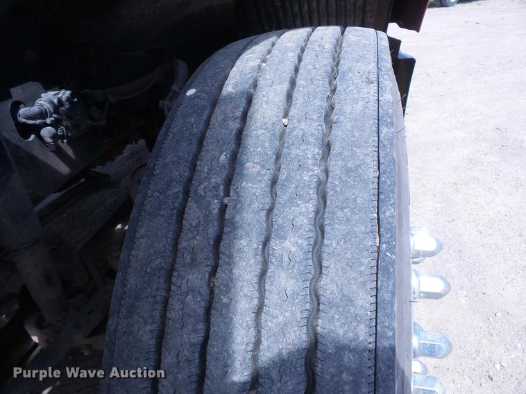 image for item DV9415 2009 Volvo VN semi truck