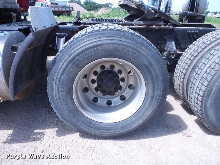 image for item DV9415 2009 Volvo VN semi truck