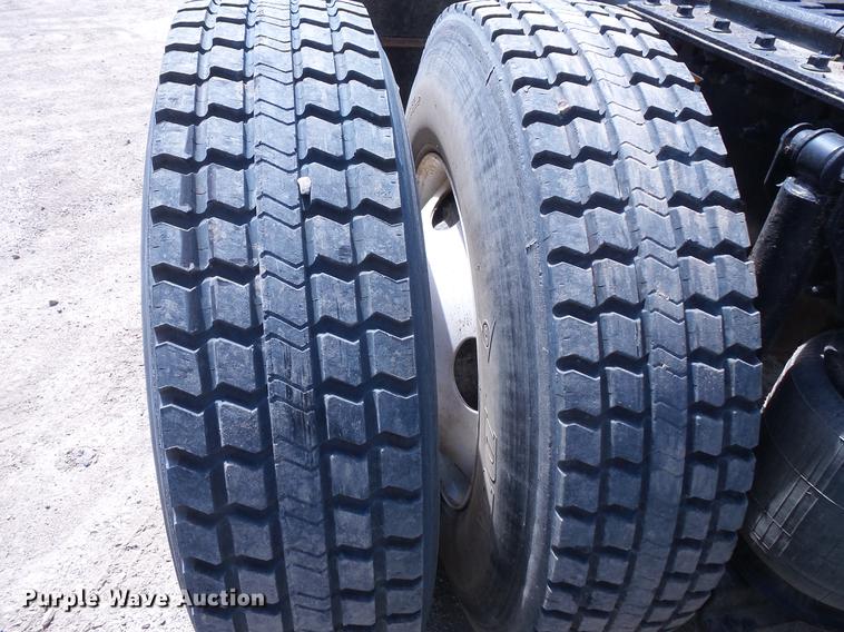 image for item DV9415 2009 Volvo VN semi truck