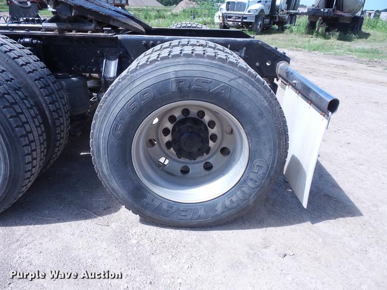 image for item DV9415 2009 Volvo VN semi truck