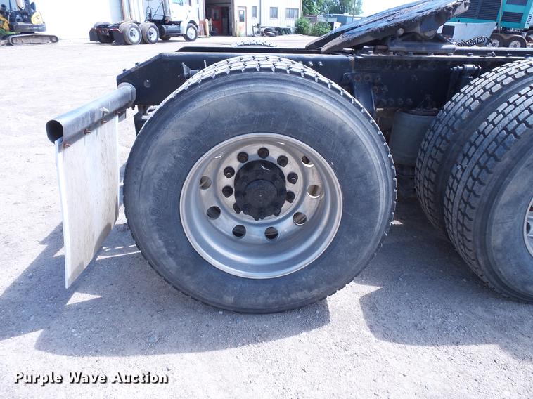 image for item DV9415 2009 Volvo VN semi truck