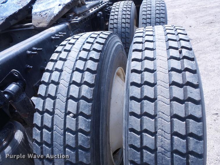 image for item DV9415 2009 Volvo VN semi truck