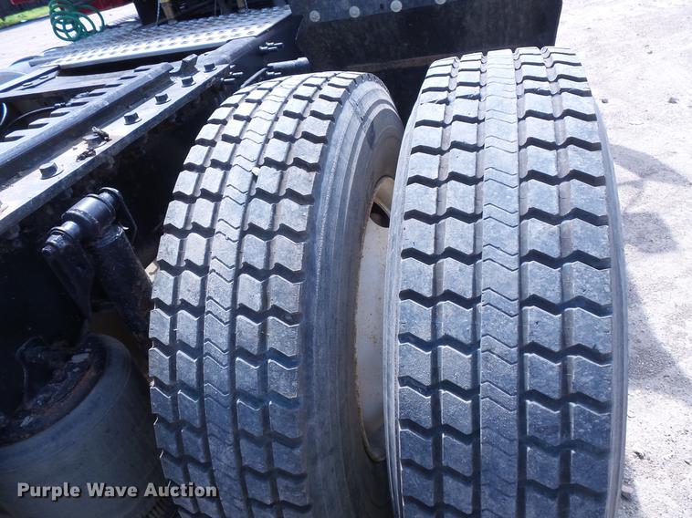 image for item DV9415 2009 Volvo VN semi truck