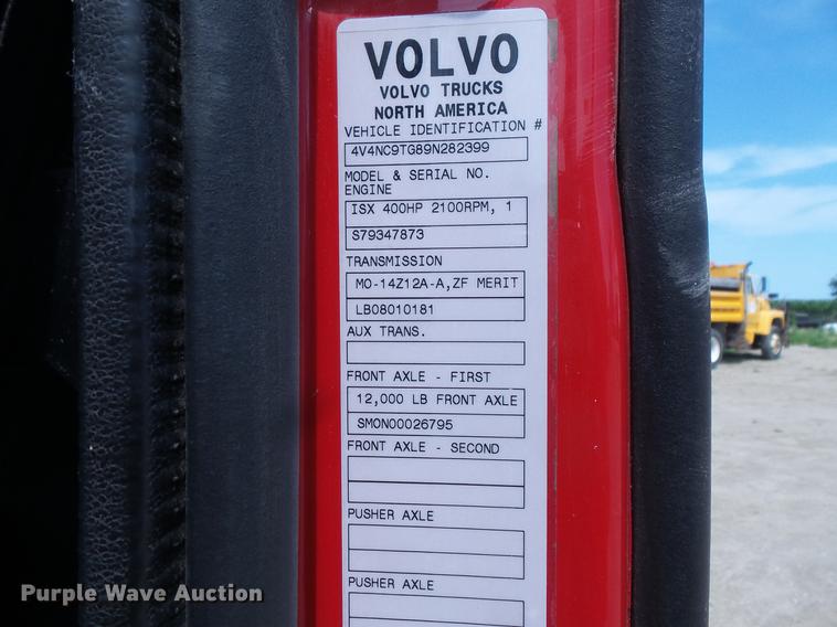 image for item DV9415 2009 Volvo VN semi truck