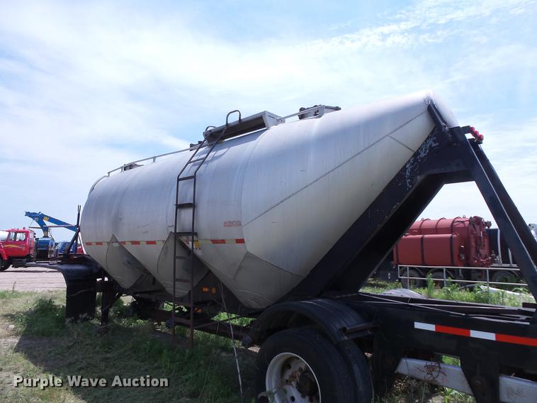 image for item DV9418 1975 Fruehauf dry bulk tank trailer