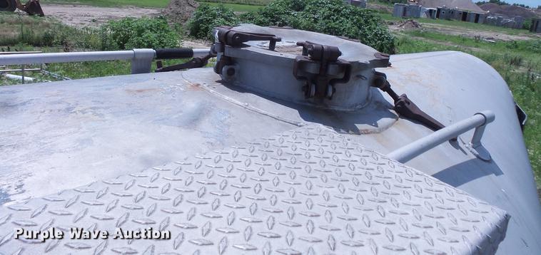 image for item DV9418 1975 Fruehauf dry bulk tank trailer