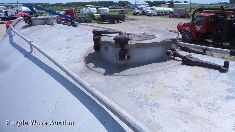 image for item DV9418 1975 Fruehauf dry bulk tank trailer