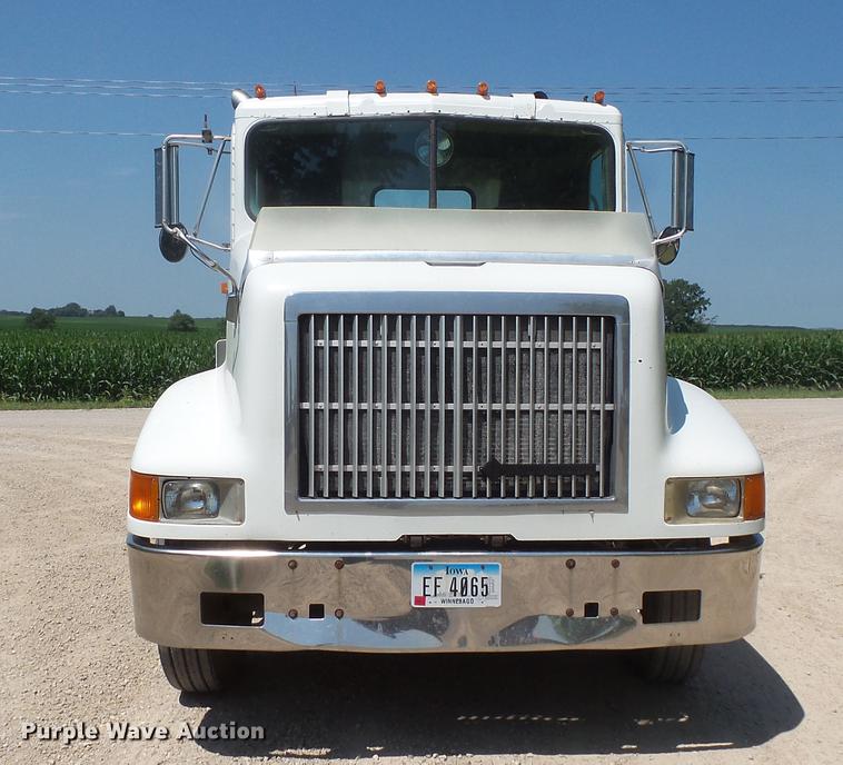 image for item DV9444 1995 International 9200 semi truck