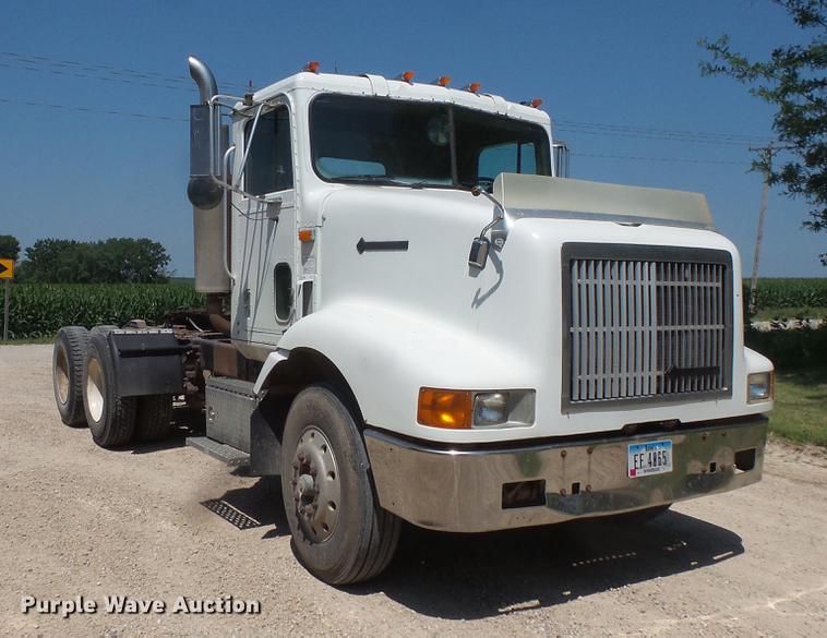 image for item DV9444 1995 International 9200 semi truck