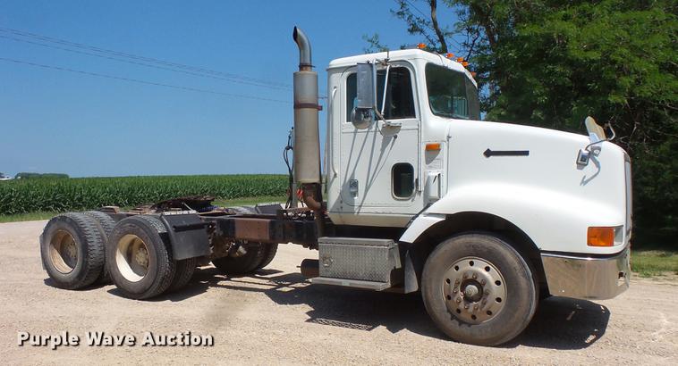 image for item DV9444 1995 International 9200 semi truck