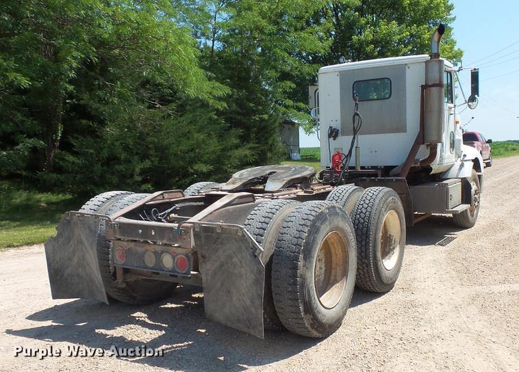 image for item DV9444 1995 International 9200 semi truck