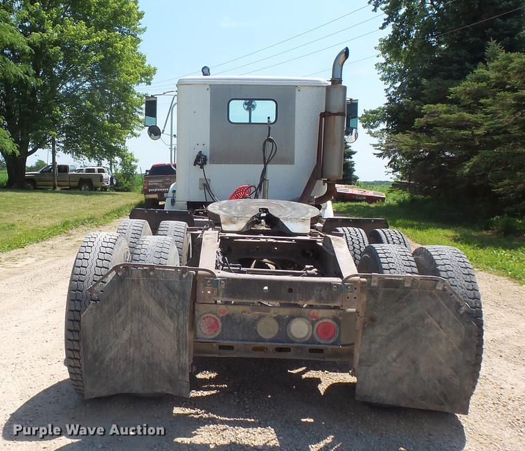 image for item DV9444 1995 International 9200 semi truck