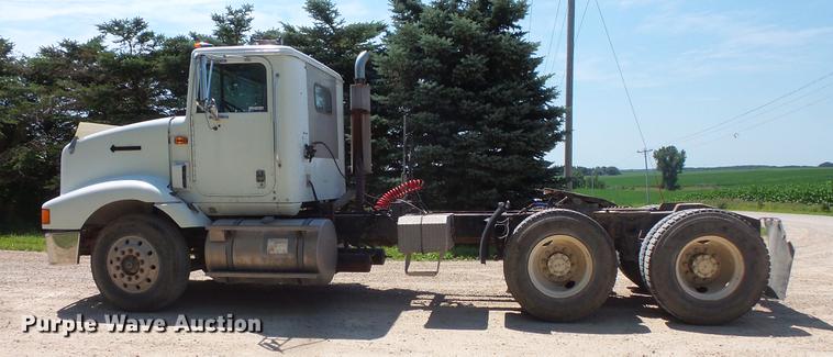 image for item DV9444 1995 International 9200 semi truck