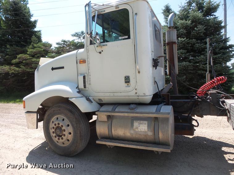 image for item DV9444 1995 International 9200 semi truck
