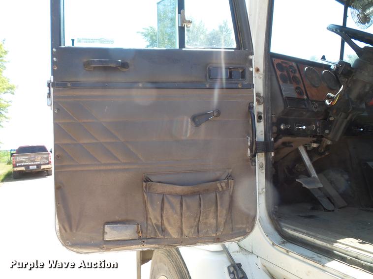 image for item DV9444 1995 International 9200 semi truck