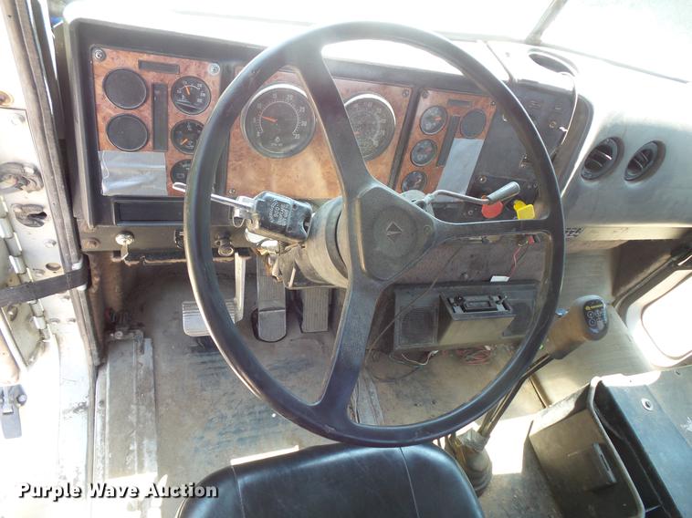 image for item DV9444 1995 International 9200 semi truck