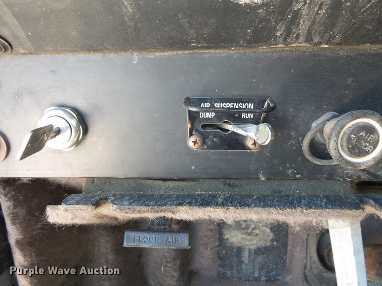 image for item DV9444 1995 International 9200 semi truck