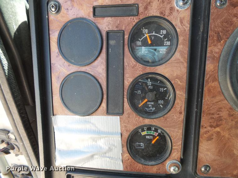 image for item DV9444 1995 International 9200 semi truck